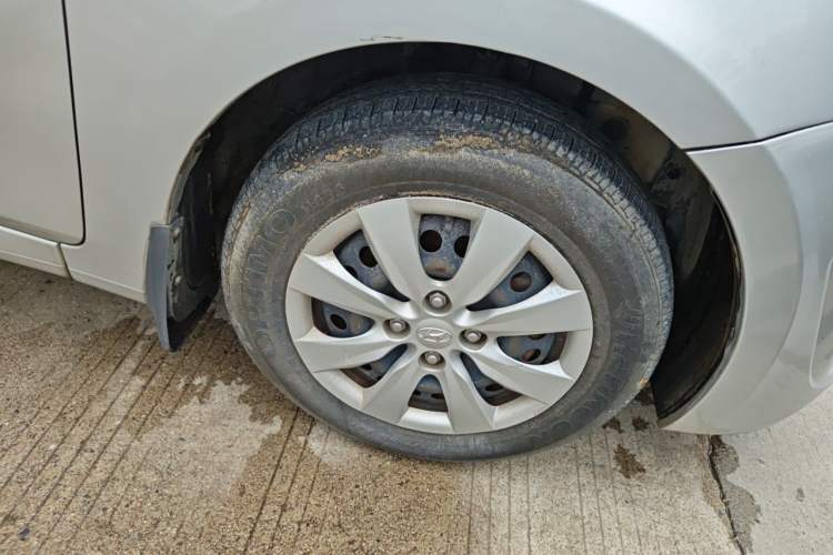 Used Hyundai Verna (older generation) 2010 Sedan 1.4L Manual Comfort GS Right Front Wheel Hub