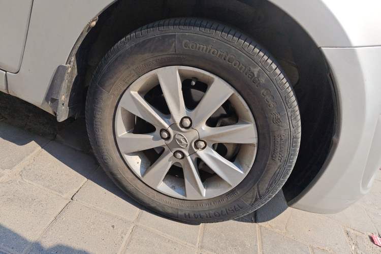 Used Hyundai Verna (older generation) 2010 Sedan 1.4L Manual Comfort GS Right Front Wheel Hub