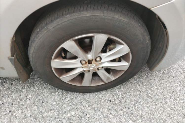 Used Hyundai Verna (older generation) 2010 Sedan 1.4L Manual Comfort GS Right Front Wheel Hub