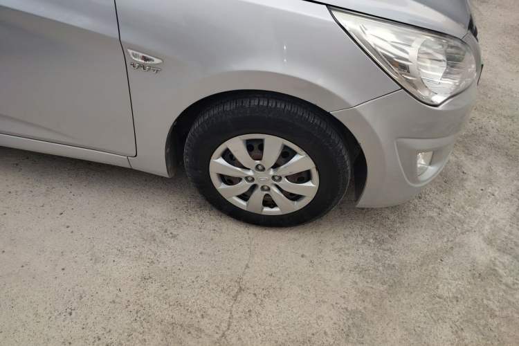 Used Hyundai Verna (older generation) 2010 Sedan 1.4L Automatic Comfort Model GS Right Front Wheel Hub