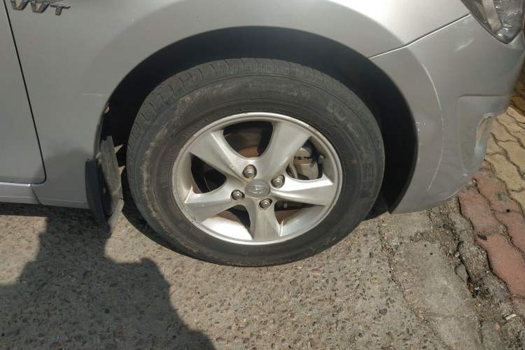 Used Hyundai Verna (older generation) 2010 Sedan 1.4L Automatic Comfort Model GS Right Front Wheel Hub