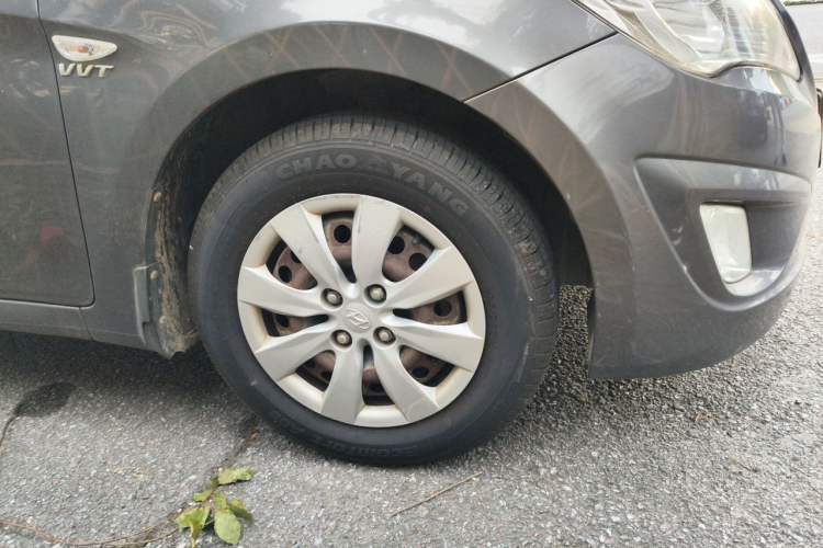 Used Hyundai Verna (older generation) 2010 Sedan 1.4L Manual Comfort GS Right Front Wheel Hub