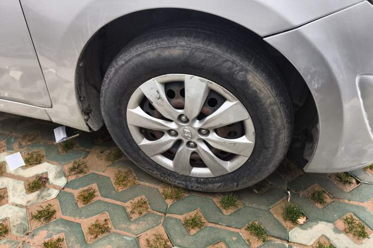 Used Hyundai Verna (older generation) 2010 Sedan 1.4L Manual Comfort GS Right Front Wheel Hub