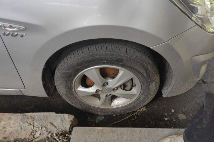 Used Hyundai Verna (older generation) 2010 Sedan 1.4L Automatic Fashionable GT Model Right Front Wheel Hub