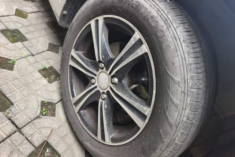 Used Hyundai Verna (older generation) 2010 Sedan 1.4L Manual Standard GL Model Right Front Wheel Hub