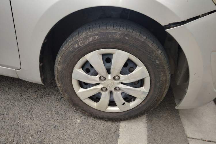 Used Hyundai Verna (older generation) 2010 Sedan 1.4L Manual Standard GL Model Right Front Wheel Hub