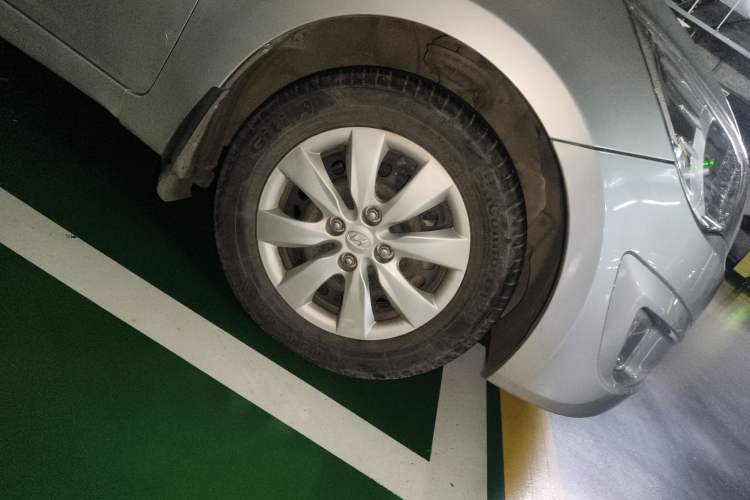 Used Hyundai Verna (older generation) 2010 Sedan 1.4L Manual Comfort GS Right Front Wheel Hub