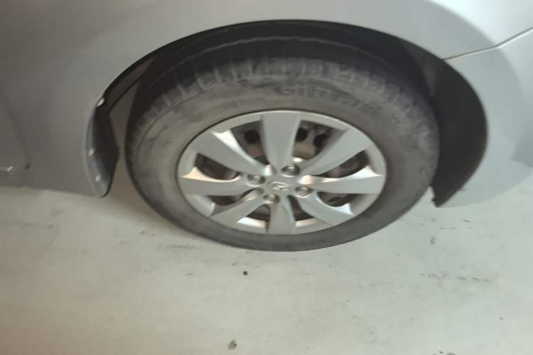 Used Hyundai Verna (older generation) 2010 Sedan 1.4L Manual Comfort GS Right Front Wheel Hub