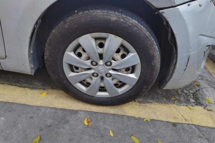 Used Hyundai Verna (older generation) 2010 Sedan 1.4L Manual Comfort GS Right Front Wheel Hub