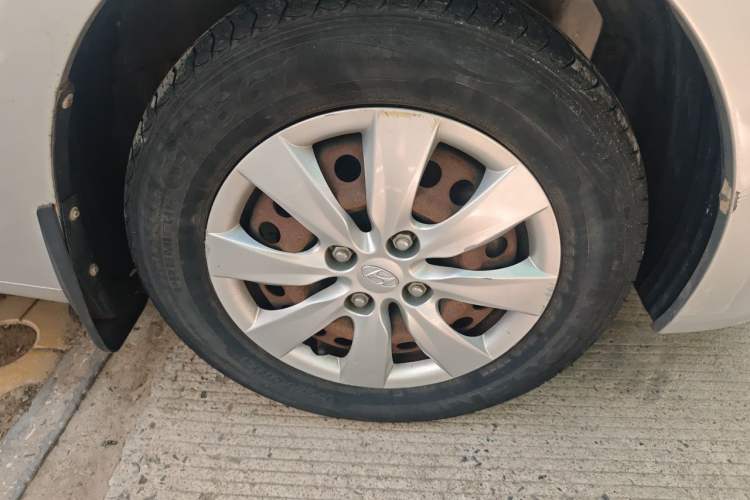 Used Hyundai Verna (older generation) 2010 Sedan 1.4L Manual Standard GL Model Right Front Wheel Hub