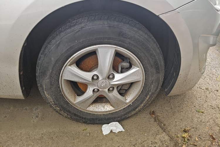 Used Hyundai Verna (older generation) 2010 Sedan 1.4L Automatic Fashionable GT Model Right Front Wheel Hub