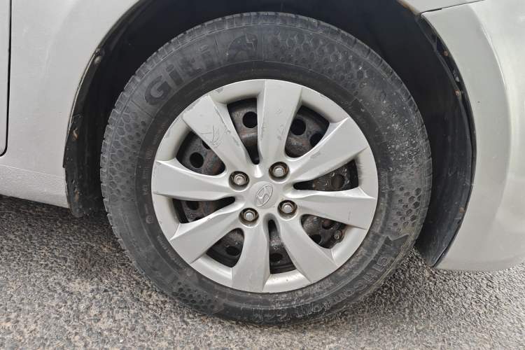 Used Hyundai Verna (older generation) 2010 Sedan 1.4L Manual BLUE Model Right Front Wheel Hub