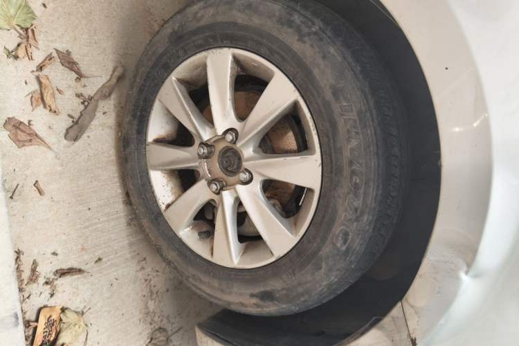Used Hyundai Verna (older generation) 2010 Sedan 1.4L Automatic Comfort Model GS Right Front Wheel Hub