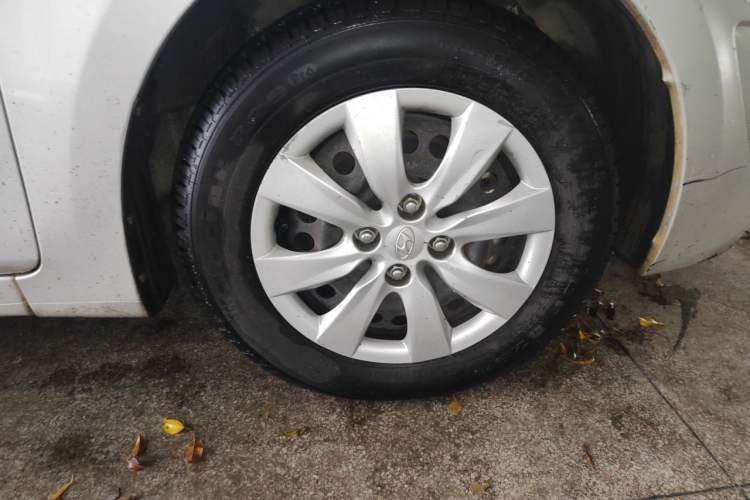 Used Hyundai Verna (older generation) 2010 Sedan 1.4L Automatic Comfort Model GS Right Front Wheel Hub