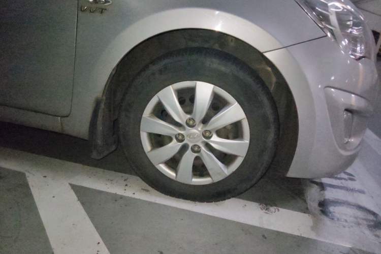 Used Hyundai Verna (older generation) 2010 Sedan 1.4L Manual Comfort GS Right Front Wheel Hub