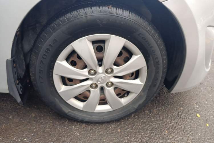 Used Hyundai Verna (older generation) 2010 Sedan 1.4L Manual Comfort GS Right Front Wheel Hub
