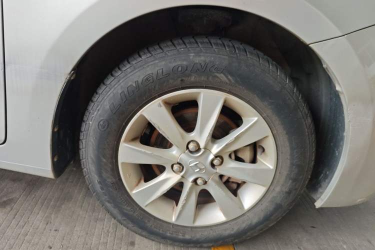 Used Hyundai Verna (older generation) 2010 Sedan 1.4L Automatic Comfort Model GS Right Front Wheel Hub