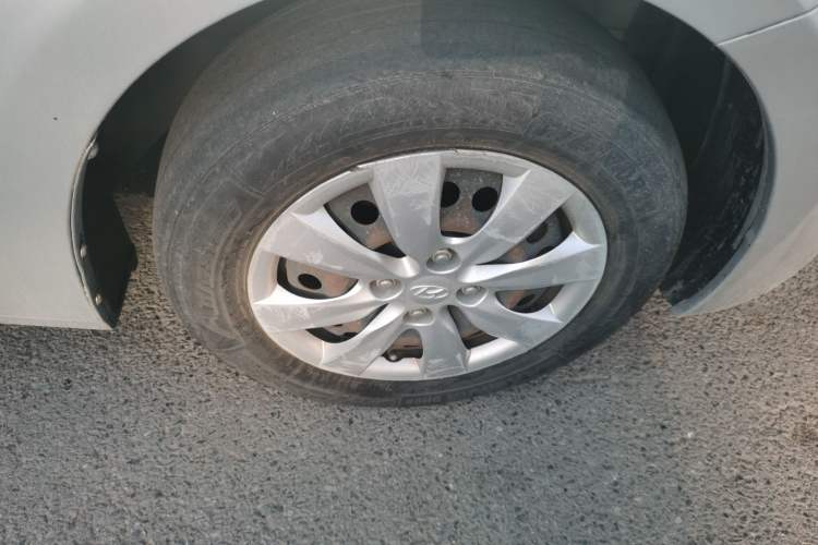 Used Hyundai Verna (older generation) 2010 Sedan 1.4L Manual Standard GL Model Right Front Wheel Hub