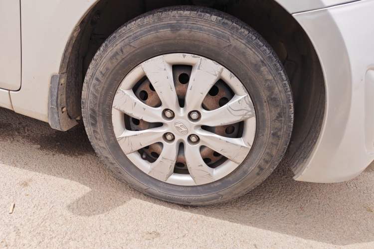 Used Hyundai Verna (older generation) 2010 Sedan 1.4L Manual Comfort GS Right Front Wheel Hub