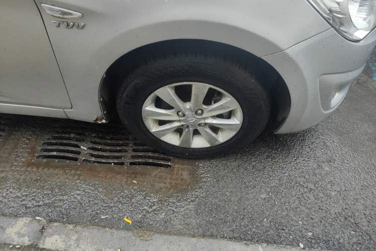 Used Hyundai Verna (older generation) 2010 Sedan 1.4L Manual Comfort GS Right Front Wheel Hub