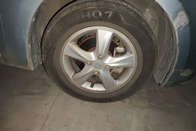 Used Hyundai Verna (older generation) 2010 Sedan 1.4L Automatic Comfort Model GS Right Front Wheel Hub