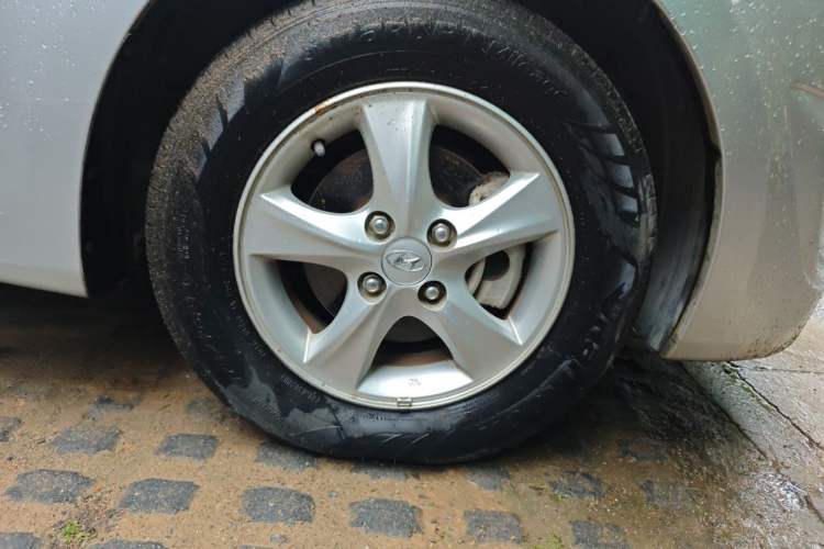 Used Hyundai Verna (older generation) 2010 Sedan 1.4L Automatic Fashionable GT Model Right Front Wheel Hub