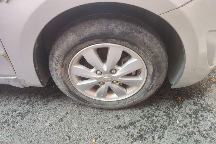 Used Hyundai Verna (older generation) 2010 Sedan 1.4L Manual Comfort GS Right Front Wheel Hub