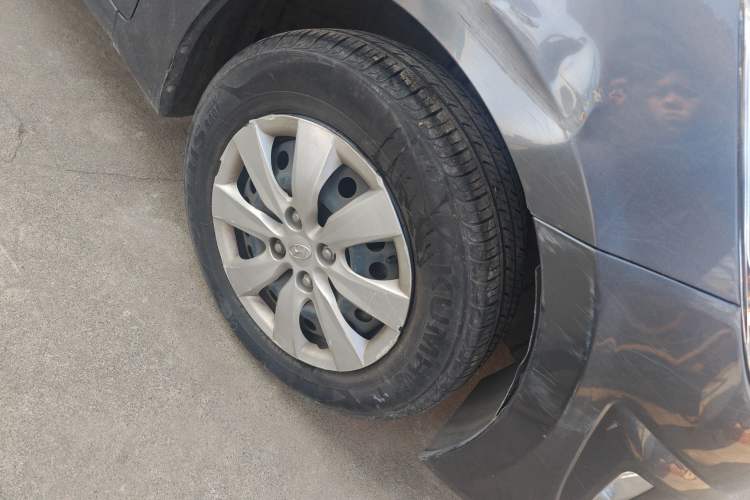 Used Hyundai Verna (older generation) 2010 Sedan 1.4L Automatic Comfort Model GS Right Front Wheel Hub