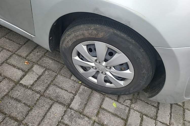 Used Hyundai Verna (older generation) 2010 Sedan 1.4L Manual Comfort GS Right Front Wheel Hub