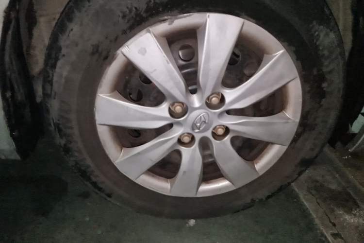 Used Hyundai Verna (older generation) 2010 Sedan 1.4L Manual Standard GL Model Right Front Wheel Hub