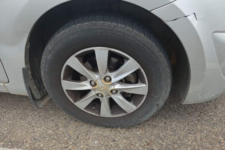 Used Hyundai Verna (older generation) 2010 Sedan 1.4L Manual Comfort GS Right Front Wheel Hub