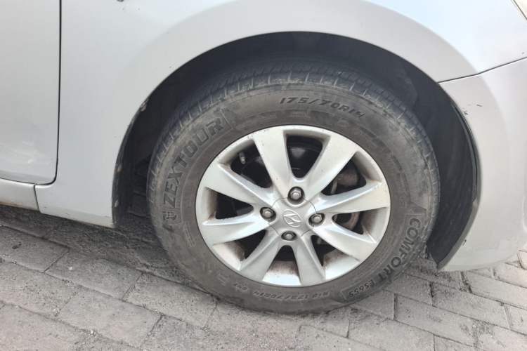 Used Hyundai Verna (older generation) 2010 Sedan 1.4L Manual Comfort GS Right Front Wheel Hub