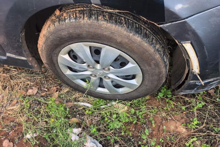 Used Hyundai Verna (older generation) 2010 Sedan 1.4L Manual Comfort GS Right Front Wheel Hub