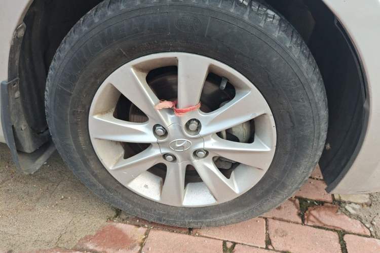 Used Hyundai Verna (older generation) 2010 Sedan 1.4L Automatic Comfort Model GS Right Front Wheel Hub