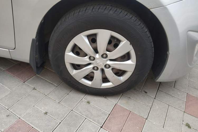 Used Hyundai Verna (older generation) 2010 Sedan 1.4L Manual Comfort GS Right Front Wheel Hub