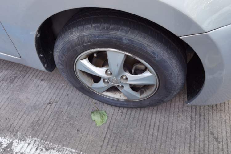 Used Hyundai Verna (older generation) 2010 Sedan 1.4L Automatic Fashionable GT Model Right Front Wheel Hub