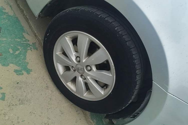 Used Hyundai Verna (older generation) 2010 Sedan 1.4L Manual Comfort GS Right Front Wheel Hub