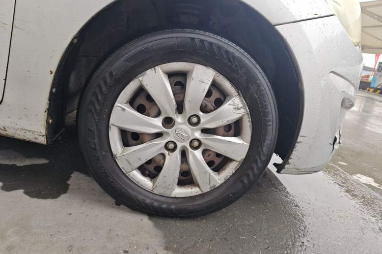Used Hyundai Verna (older generation) 2010 Sedan 1.4L Manual Comfort GS Right Front Wheel Hub