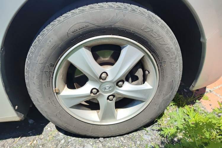 Used Hyundai Verna (older generation) 2010 Sedan 1.4L Automatic Fashionable GT Model Right Front Wheel Hub