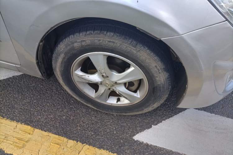Used Hyundai Verna (older generation) 2010 Sedan 1.4L Automatic Fashionable GT Model Right Front Wheel Hub