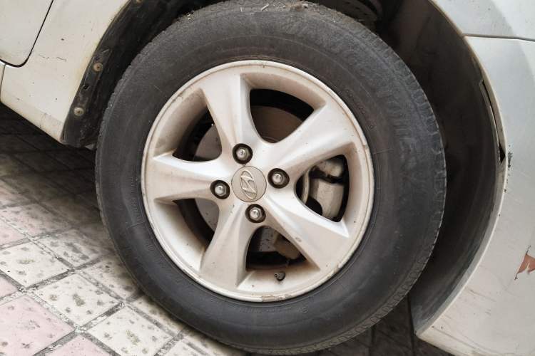 Used Hyundai Verna (older generation) 2010 Sedan 1.4L Manual Comfort GS Right Front Wheel Hub