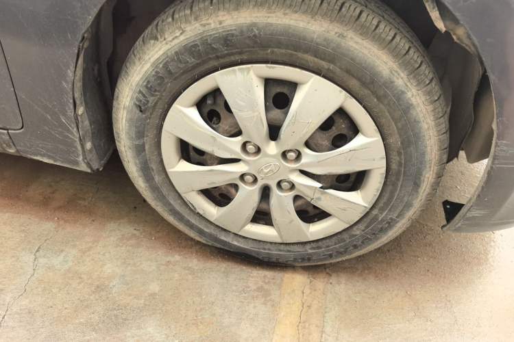 Used Hyundai Verna (older generation) 2010 Sedan 1.4L Manual Comfort GS Right Front Wheel Hub