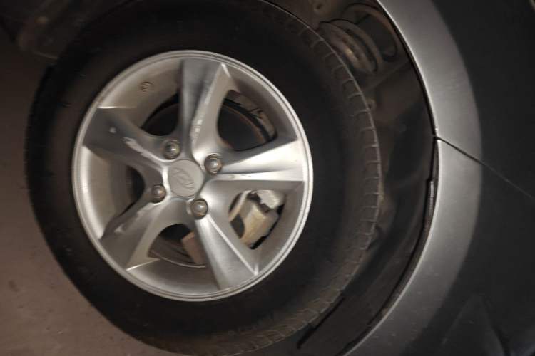 Used Hyundai Verna (older generation) 2010 Sedan 1.4L Manual Comfort GS Right Front Wheel Hub