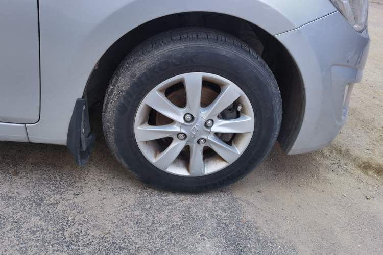 Used Hyundai Verna (older generation) 2010 Sedan 1.4L Manual Comfort GS Right Front Wheel Hub