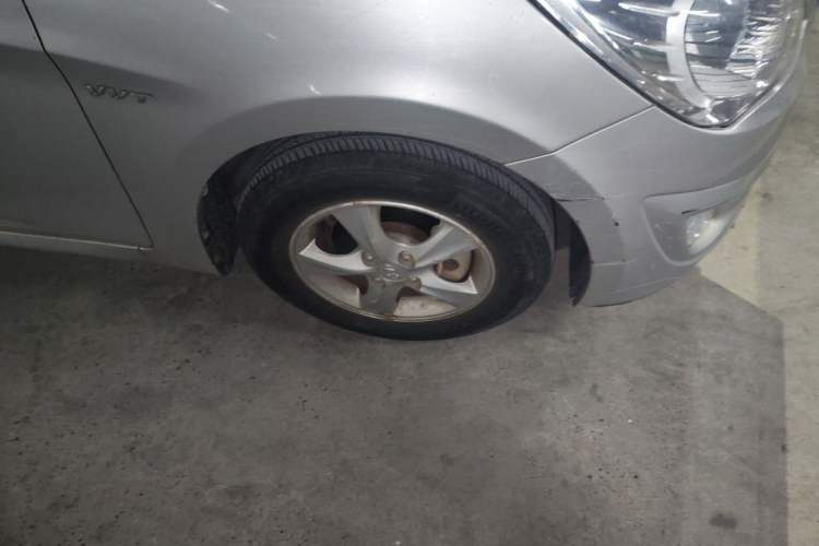 Used Hyundai Verna (older generation) 2010 Sedan 1.4L Manual Luxury GLS Trim Right Front Wheel Hub