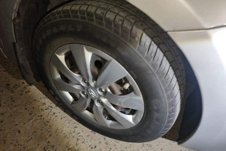 Used Hyundai Verna (older generation) 2010 Sedan 1.4L Manual Comfort GS Right Front Wheel Hub
