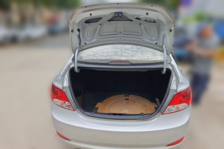 Used Hyundai Verna (older generation) 2010 Sedan 1.4L Manual Comfort GS Trunk