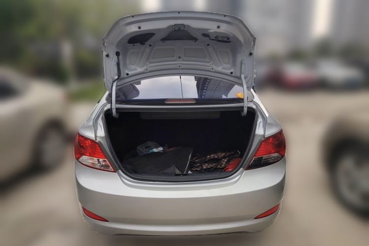 Used Hyundai Verna (older generation) 2010 Sedan 1.4L Automatic Comfort Model GS Trunk