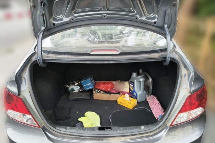 Used Hyundai Verna (older generation) 2010 Sedan 1.4L Manual Comfort GS Trunk