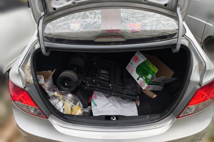 Used Hyundai Verna (older generation) 2010 Sedan 1.4L Manual Comfort GS Trunk
